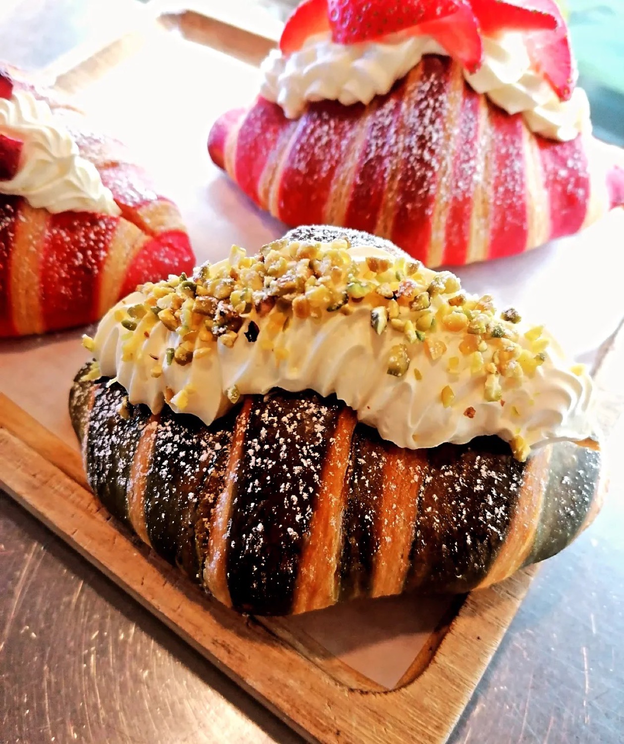 Cornetti farciti con fragole e pistacchio della Pasticceria Adriatica