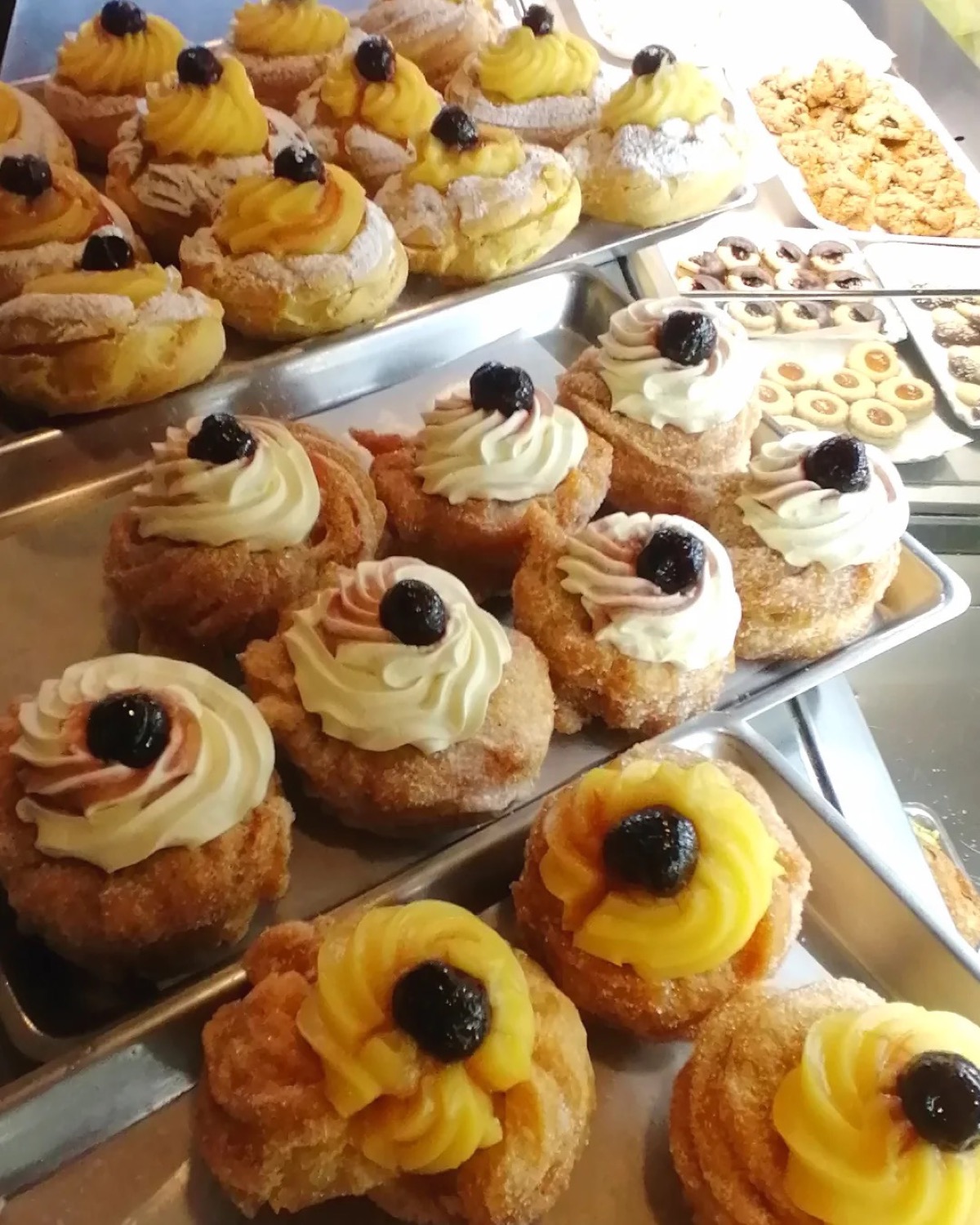 Vetrina di mignon e pasticcini freschi